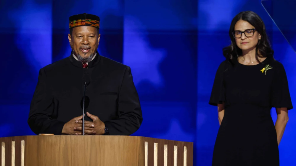 Imam Dr. Talib M. Shareef speaks on stage during the second day of the Democratic National Convention in Chicago, Aug. 20, 2024. Photo by Chip Somodevilla/Getty Images.