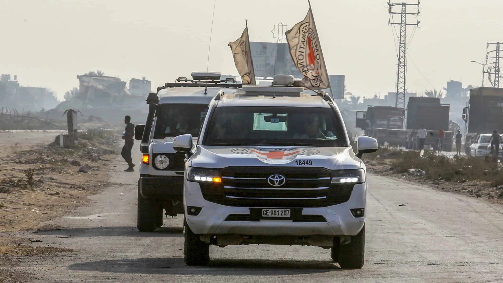 The International Committee of the Red Cross transfers the body of an Israeli hostage to Israeli security forces in Khan Yunis in the southern Gaza Strip, Nov. 9, 2025. Photo by Abed Rahim Khatib/Flash90.
