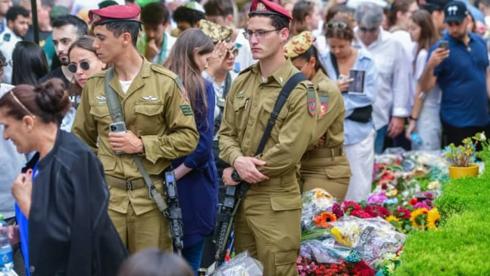Bereaved families, friends and Israeli soldiers visit the graves of fallen soldier during Memorial Day which commemorates the fallen Israeli soldiers and victims of terror at Kiryat Shaul Cemetery in Tel Aviv on May 13, 2024. Photo by Avshalom Sassoni/Flash90 *** Local Caption *** ????? ??? ??????? ??? ?????? ???? ???? ????? ??? ?????