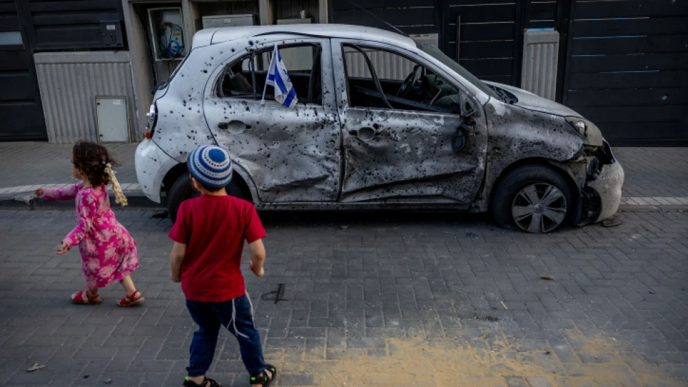 A Gazan rocket damaged this car in the Israeli city of Sderot, May 2, 2023. Photo by Yonatan Sindel/Flash90.