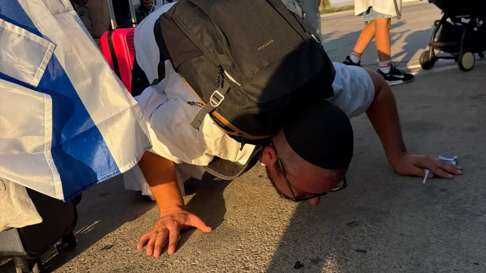 New oleh arriving in Israel