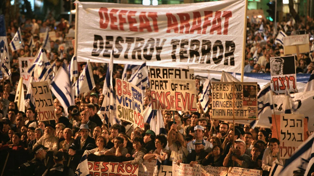 Thousands of right-wing party supporters demonstrate in Tel Aviv at Rabin Square, calling for Yasser Arafat and his Palestinian Authority to be toppled at a right-wing rally. March 12, 2002. Photo by Flash90