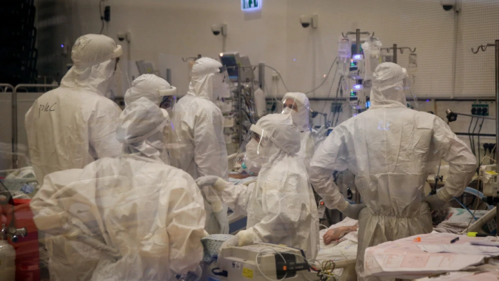 Medical staff at the coronavirus ward of the Ziv Medical Center in Tzfat, on Oct. 7, 2020. Photo by David Cohen/Flash90.