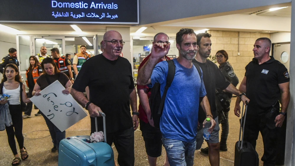 Passengers from Flydubai flight FZ1073 walk through the arrivals hall at Ben Gurion International Airport after their original flight from Dubai to Israel was diverted to Saudi Arabia following a suspected terror attack, Sept. 30, 2026. Credit: Avshalom Sassoni/Flash90.