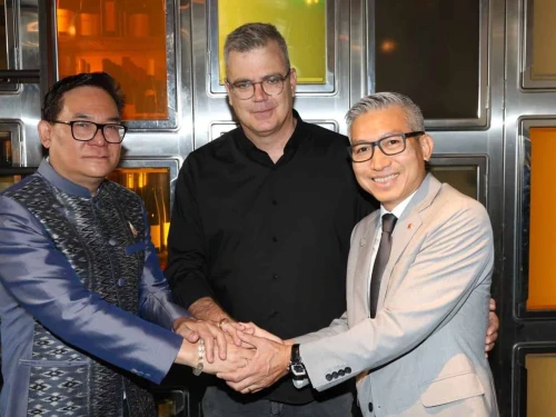 Arkia CEO Oz Berlowitz flanked by Thai Ambassador to Israel Boonyarit Vichienpuntu (L) and Vietnamese Ambassador to Israel Ly Duc Trung, August 12, 2025. Photo by Rafi Daloya.