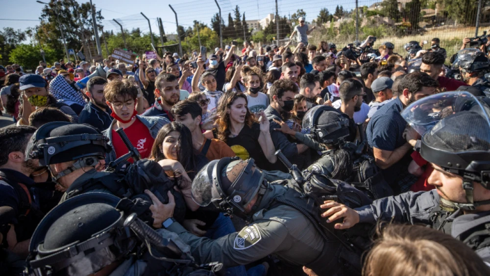 Israeli forces clash with protesters in Jerusalem's Sheikh Jarrah neighborhood, May 7, 2021. Photo by Yonatan Sindel/Flash90.