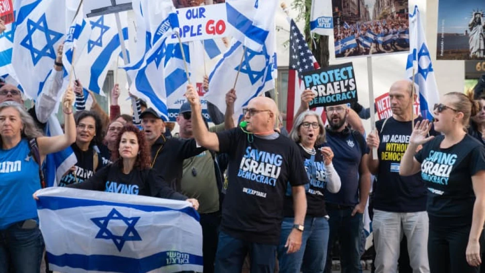 Anti-overhaul activists protest against the judicial overhaul and Israeli Prime Minister Benjamin Netanyahu during his visit in New York City for the U.N. General Assembly, Sept. 19, 2023. Photos by Luke Tress/Flash90.