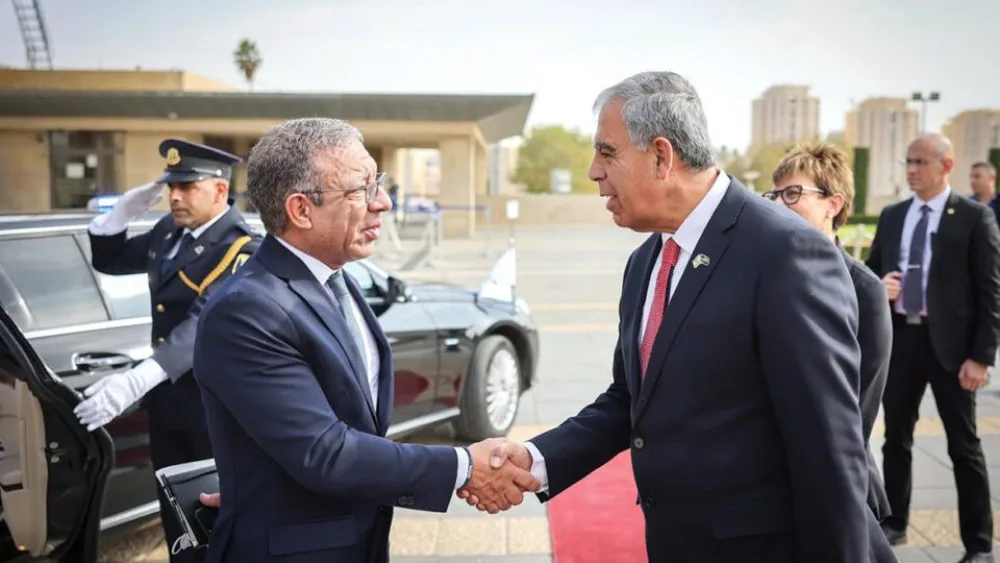 Inter-Parliamentary Union President Duarte Pacheco, left, shakes hands with Knesset Speaker MIckey Levy on Nov. 14, 2021. Credit: Noam Moskowitz/Knesset Spokesperson.