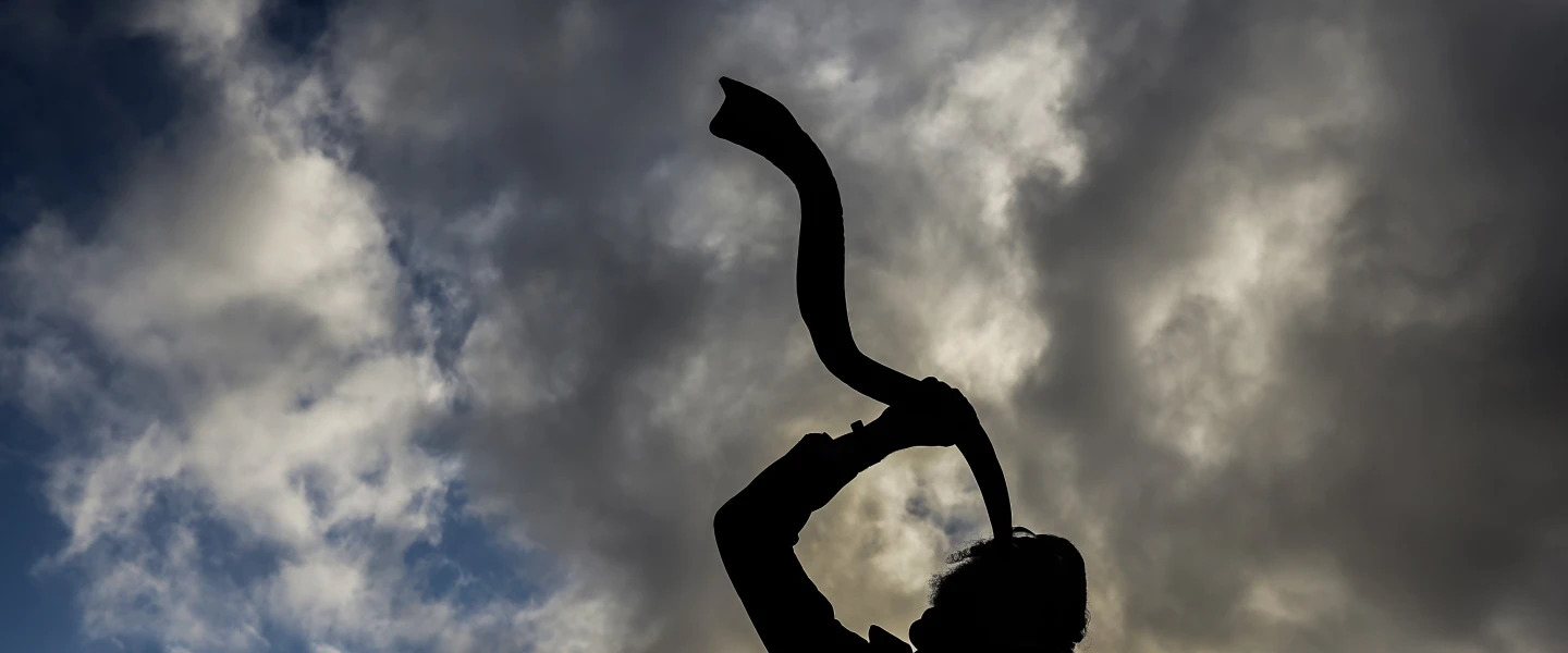 Shofar in Meron