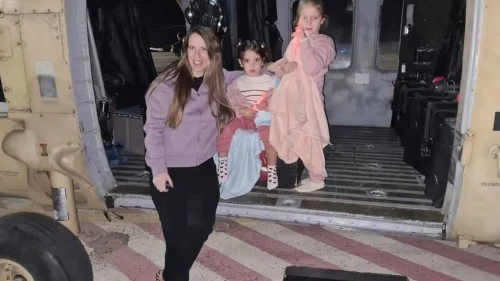 Freed hostage Doron Asher-Katz and her daughters, aged 4 and 6, leaving an Israeli Air Force helicopter, Nov. 24, 2023. Source: doronkatzasher/Instagram.