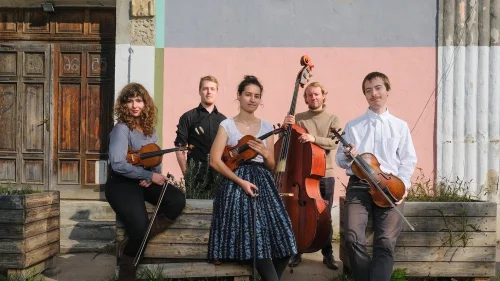Zoe Aqua (center) wowed the crowd with her violin playing. Courtesy of Zoe Aqua.