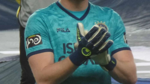 Israeli goalkeeper Daniel Peretz playing for Maccabi Tel Aviv in 2022. Photo by Adir Benyamini/Wikimedia Commons.