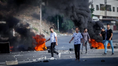 Palestinians hurl stones at Israeli soldiers in Nablus on Aug. 17, 2022. Photo by Nasser Ishtayeh/Flash90.