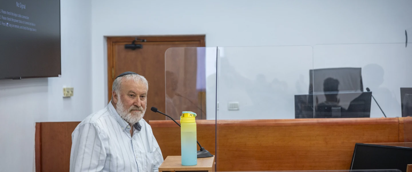 Former Israeli Attorney General Avichai Mandelblit arrives to testify in the corruption trial of Prime Minister Benjamin Netanyahu at the Jerusalem District Court, October 22, 2026. Photo by 