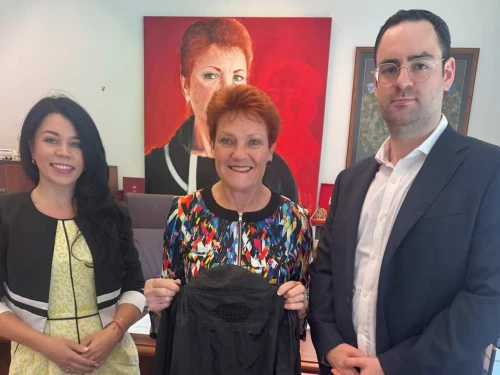 Pauline Hanson, center, with Robert Gregory and Teneille Murray. Photo courtesy of the Australian Jewish Association.