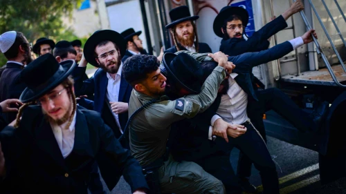 Ultra-Orthodox men clash with police during a protest against the military draft outside the Israel Defense Forces' Meitav Reception and Sorting Base at Tel Hashomer in Ramat Gan, Aug. 5, 2024. Photo by Tomer Neuberg/Flash90.