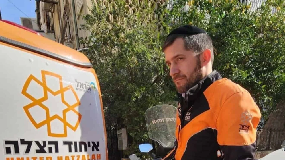 A United Hatzalah volunteer medic treats a patient during an emergency response in Israel. Credit: United Hatzalah.