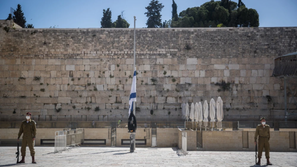 Israeli soldiers stand at attention at the Western Wall in Jerusalem's Old City as Israel marks its Memorial Day for fallen soldiers and victims of terrorism, April 28, 2020. Photo by Yonatan Sindel/Flash90.