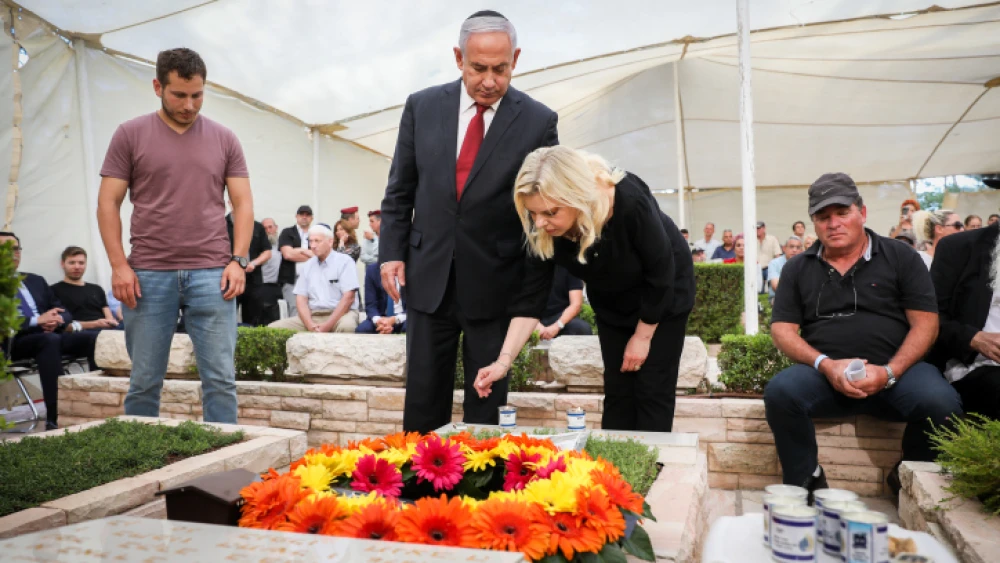 Benjamin Netanyahu and his wife, Sara, attend a memorial ceremony for Netanyahu's brother, Yoni Netanyahu, at the Mount Herzl Military Cemetery in Jerusalem on June 16, 2021. Photo by Olivier Fitoussi/Flash90.