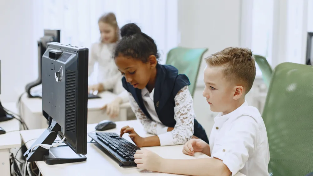 Elementary school children working on a computer. Credit: Gustavo Fring/Pexels.