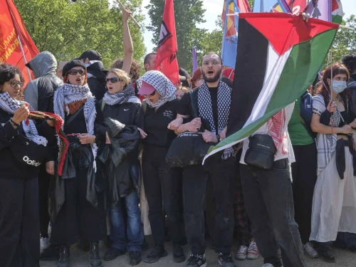 Demonstrators chant at an anti-Israel protest in Berlin on May 27, 2023. Photo by Matthias Berg/Wikimedia Commons.