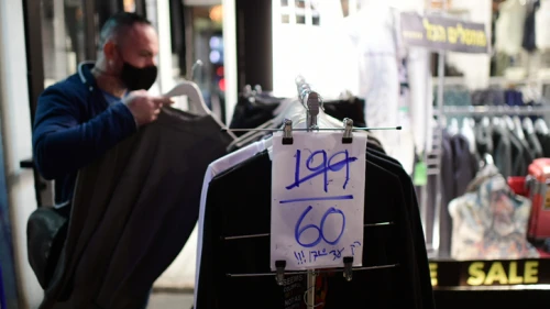 Tel Aviv shop owners close their stores as Israel enters its third nationwide lockdown, due to the rise in COVID-19 morbidity. Dec. 27, 2020. Photo by Tomer Neuberg/Flash90.