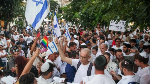 Jews pray while activists protest against gender segregation during a public prayer at Dizengoff Square in Tel Aviv on Yom Kippur, Sept. 25, 2023. Credit: Itai Ron/Flash90.