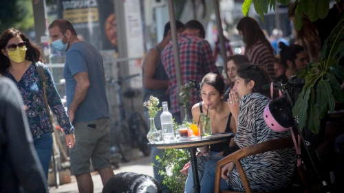 Crowds back out in Tel Aviv after a year of grappling with coronavirus lockdowns, April 4, 2021. Photo by Miriam Alster/Flash90.
