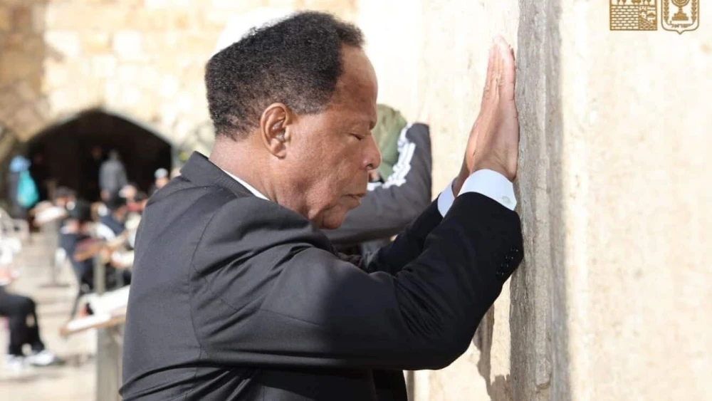 U.S. Department of Justice Senior Counsel Leo Terrell, who heads the department’s Task Force to Combat Antisemitism, prays at the Western Wall in Jerusalem on Jan. 25, 2026, during his first visit to Israel to receive a government award for combating antisemitism. Credit: Western Wall Heritage Foundation.