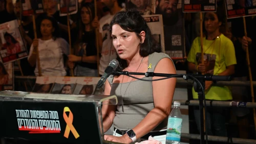 Former Hamas captive Amit Soussana speaks at the weekly Saturday night rally in Tel Aviv's "Hostage Square," July 13, 2024. Photo by Paulina Patimer.