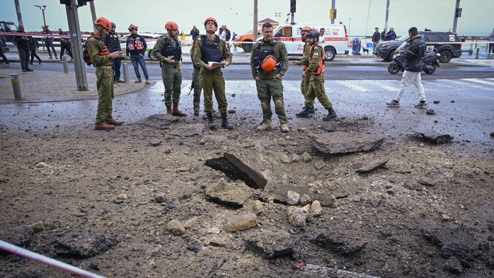 Israeli security and rescue forces at the scene where an Iranian missile caused damage in Tel Aviv, April 1, 2026. Photo by Avshalom Sassoni/Flash90.