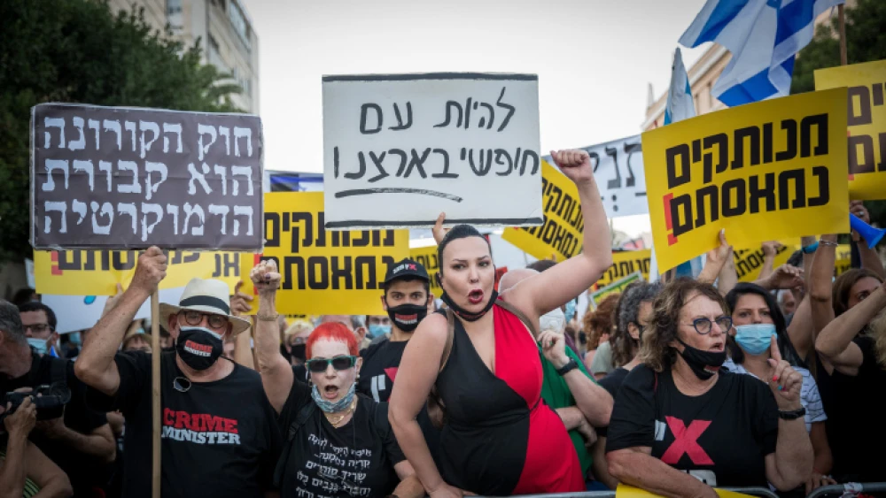 Demonstrators gather en masse against Israeli Prime Minister Benjamin Netanyahu outside his official residence in Jerusalem on July 14, 2020. Photo by Yonatan Sindel/Flash90.