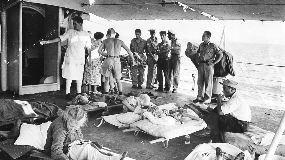An IDF humanitarian delegation treats the wounded in Greece in 1953. Credit: IDF.