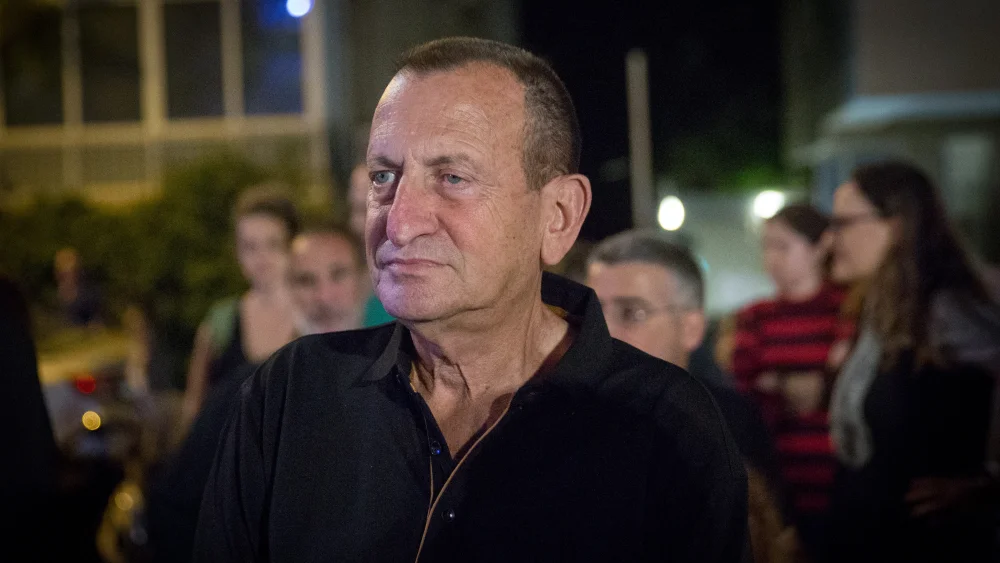Tel Aviv mayor Ron Huldai attends a protest outside Cinemateque in Tel Aviv, on October 27, 2018. Photo by Miriam Alster/Flash90