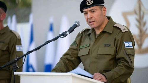 El portavoz de las Fuerzas de Defensa de Israel, el general de brigada Effie Defrin, durante una ceremonia de cambio de mando en Tel Aviv, marzo 2025. Crédito: FDI.
