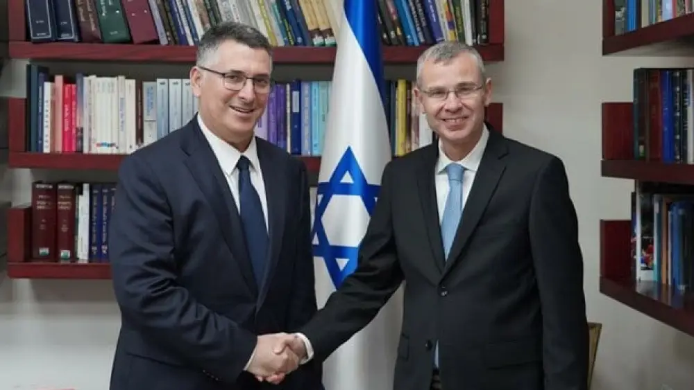 Foreign Minister Gideon Sa'ar (left) and Justice Minister Yariv Levin. Photo by Michael Dimenstein/GPO.