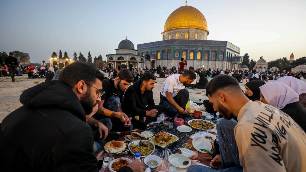 Muslims break their daily Ramadan fast on the Temple Mount in Jerusalem, March 30, 2024. Photo by Jamal Awad/Flash90.