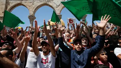 Muslims raise Hamas flags on the Temple Mount in Jerusalem, May 7, 2021. Photo by Jamal Awad/Flash90.