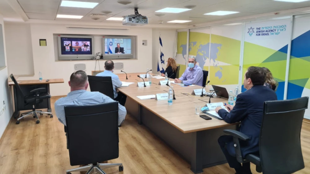 Jewish Agency for Israel Chairman Isaac Herzog (right screen) addresses Diaspora leaders (left screen) and staff on July 8, 2020. Credit: Jewish Agency for Israel.