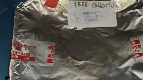A kosher meal labeled "Free Palestine" aboard a flight from Buenos Aires to Madrid, Spain on Aug. 5, 2025. Credit: DAIA.