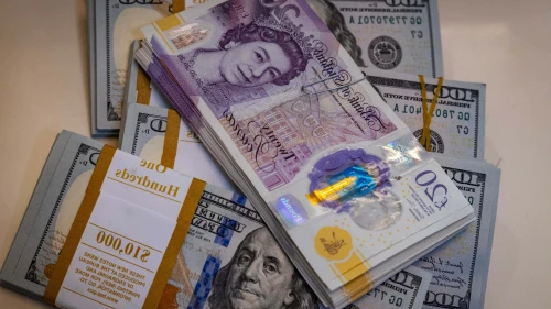 Illustration of American 100 dollar bills and 20 pounds bills in Jerusalem, May 19, 2025. Photo by Nati Shohat/Flash90.