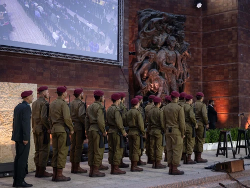 Israelis soldiers at a ceremony held at the Yad Vashem Holocaust Memorial Museum in Jerusalem, as Israel marks the annual Holocaust Remembrance Day. April 23, 2025. Photo by Chaim Goldberg/Flash90 *** Local Caption *** דוד ברנע ראש המוסד יד ושם מוזיאון יום השואה זיכרון טקס ערב