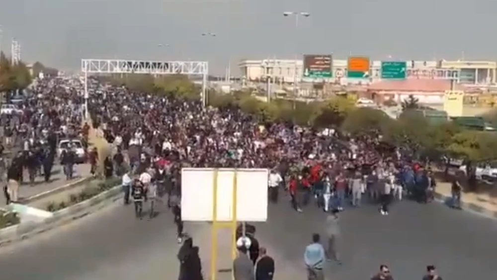 Protesters in the streets of Iran demonstrating against a massive hike in gas prices by the government in November 2019. Source: Screenshot.