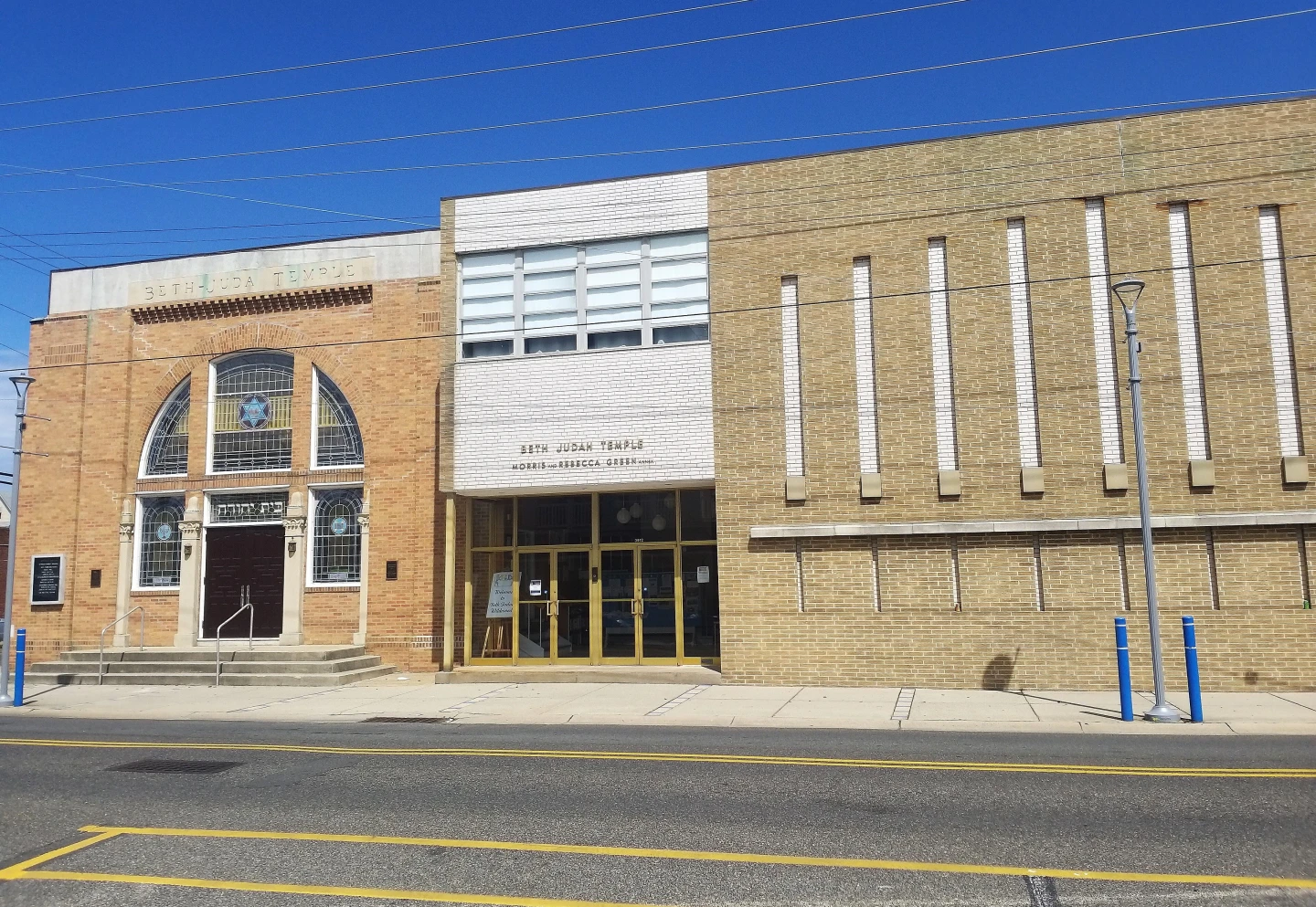 A menorah built into the exterior wall of Beth Judah Temple in Wildwood, N.J., July 10, 2023. Credit: WhisperToMe/Creative Commons via Wikimedia Commons.
