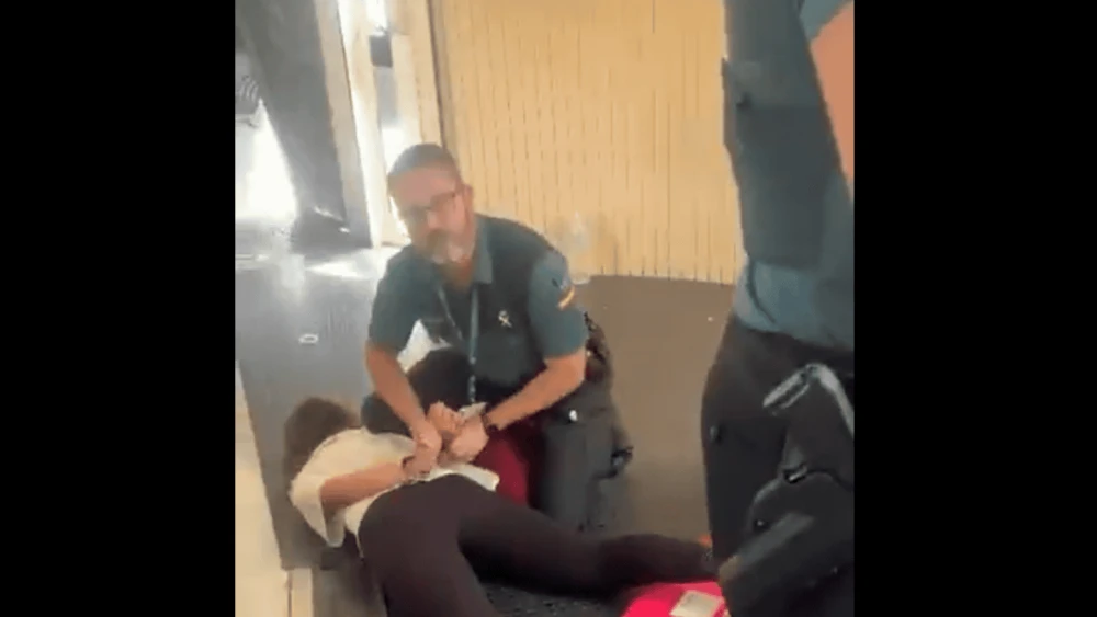 A Spanish police officer arrests a Jewish camp counselor in Valencia on July 23, 2025. Source: i24 News/screenshot.