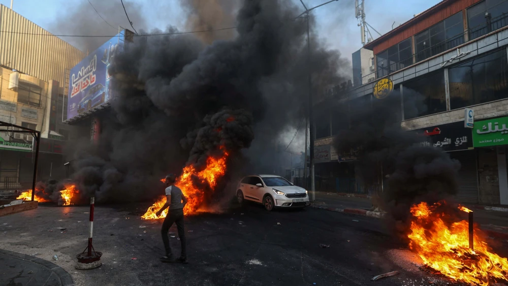 Palestinians burn tires and waste during an IDF operation in the Jenin camp in Samaria on July 3, 2023. Photo by Jaafar Ashtiyeh/AFP via Getty Images.