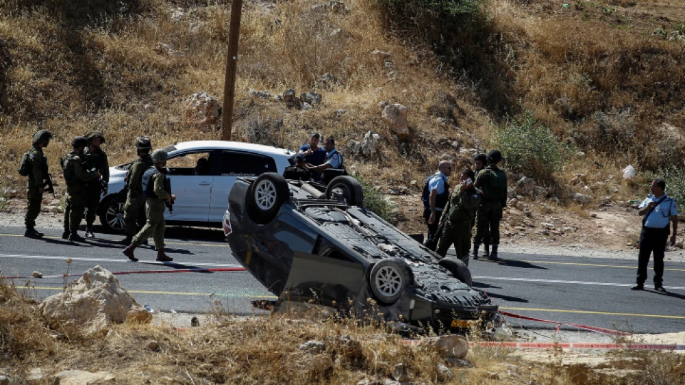 Israeli security forces at the scene a shooting attack on Highway 60 near Otniel in Judea and Samaria on July 1, 2016. Photo by Wisam Hashlamoun/Flash90.