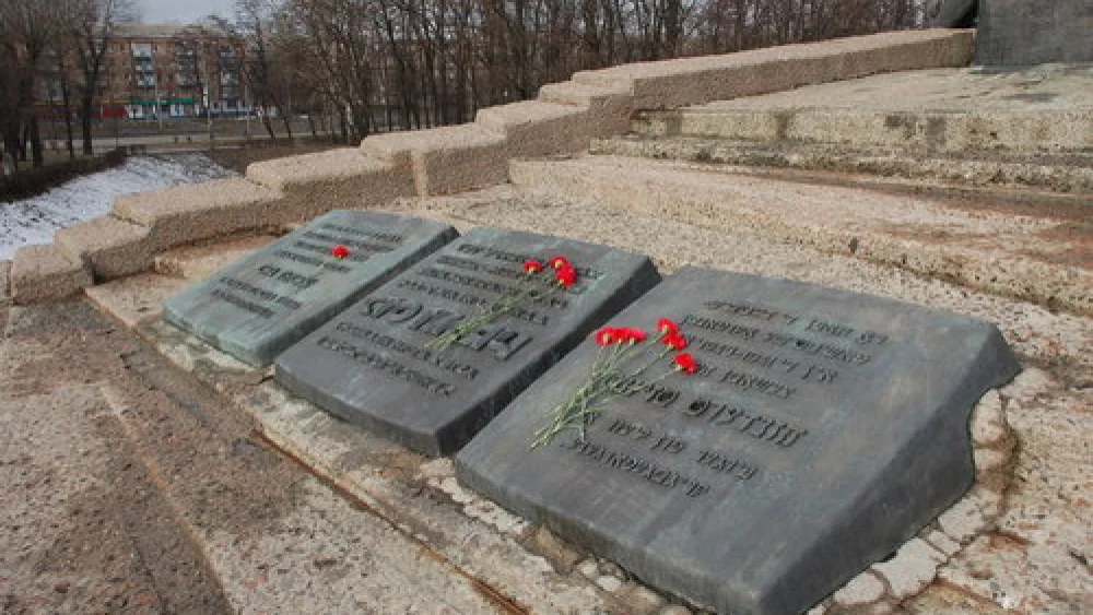Monument to the murdered in Babi Yar in Kyiv, Ukraine. Credit: Wikimedia Commons.