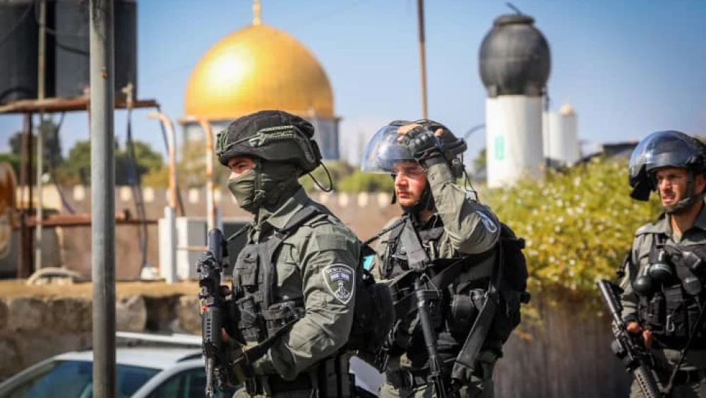 Israeli police officers clash with Arab rioters in the Jerusalem neighborhood of Ras al-Amud, Oct. 13, 2023. Photo by Jamal Awad/Flash90.