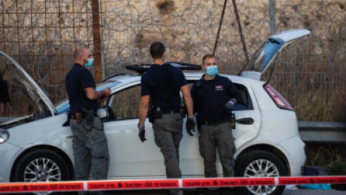 Israeli police officers and a bomb squad unit at the scene of an attempted ramming attack at a checkpoint near Ma'aleh Adumim, Nov. 25, 2020. Photo by Yonatan Sindel/Flash90.